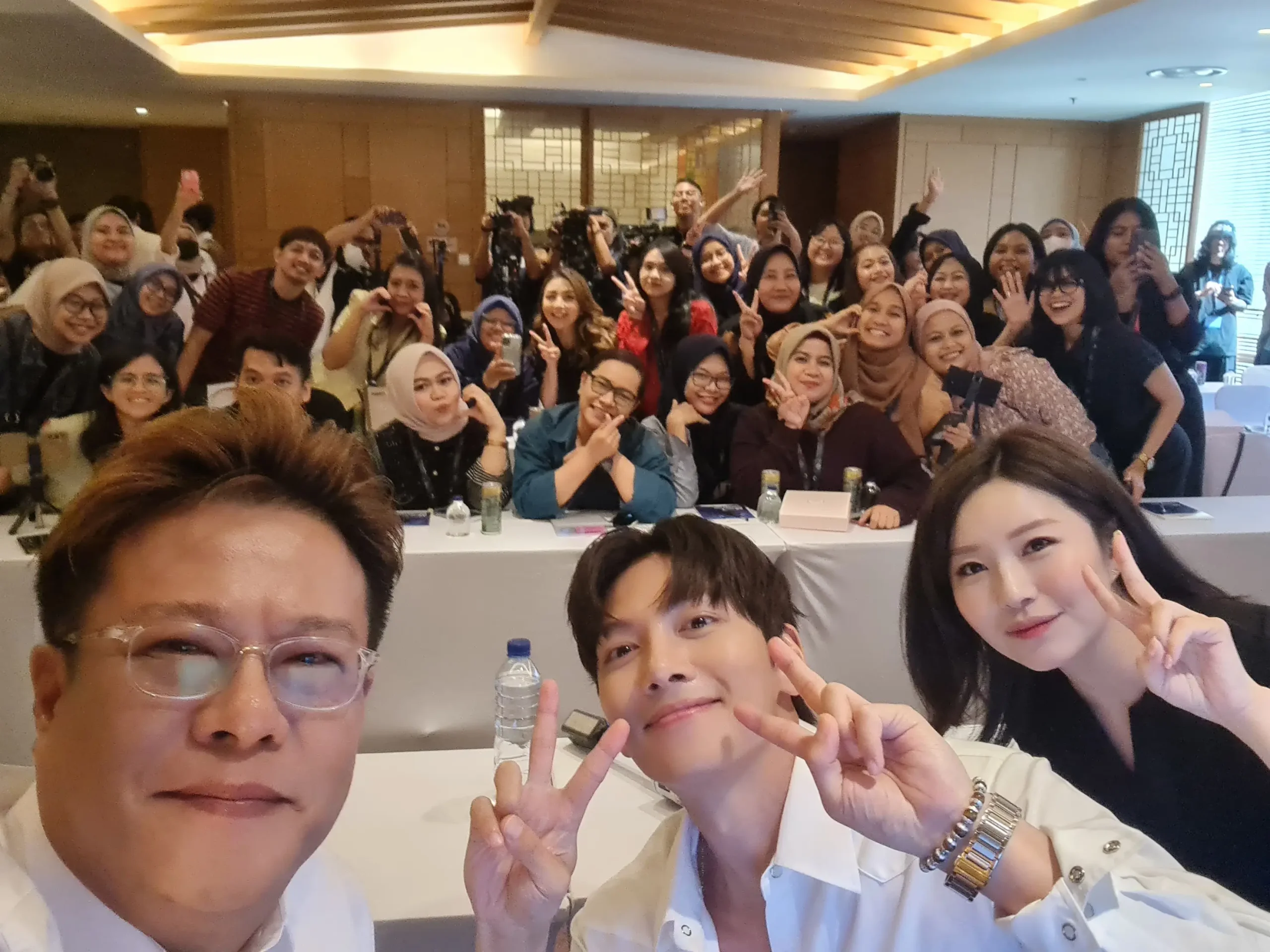 ENVIABLE, THIS IS THE MOMENT FANSIGN JI CHANG WOOK IN JAKARTA 