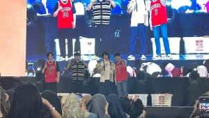 Playing With Lots of Stuff From Fans, DAY6 Successfully Entertains Fans with Laughter!