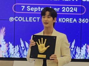 Kim Soo Hyun Places Handprinting at KOREA 360 Jakarta