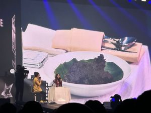 LISA Tastes Rendang and Ask About Nasi Panas at Her Fan Meetup