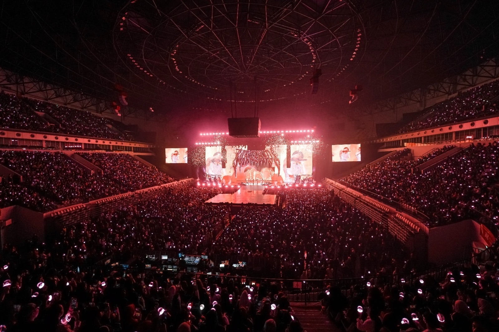 Stray Kids Rocked Their&nbsp;DominATE&nbsp;Concert in Jakarta. Here’s A Recap Of Their Exciting Concert!