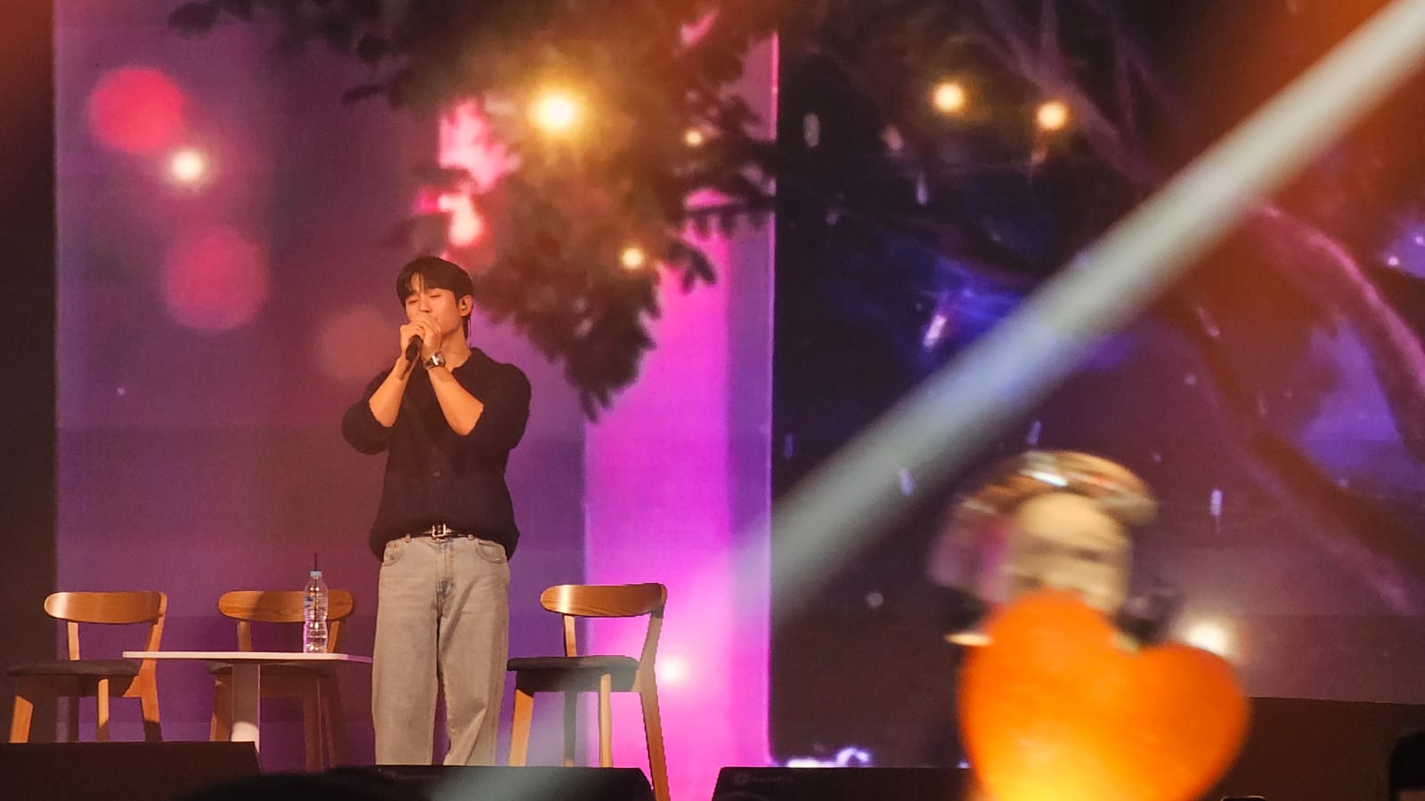 Excitement at Jung Hae In Fanmeeting in Jakarta: From Flirting with Fans, Playing Bekel, to Making Klepon – So Many Surprises!