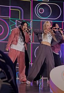 Kandis Performs at KOREA 360 Stage, Giving Fans Gifts and Singing Indonesian Songs