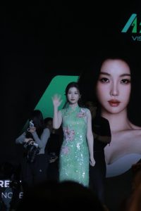 Esther Yu Arrives in Jakarta for a Meet and Greet with Fans: Showcases Games and Warm Interaction with Supporters