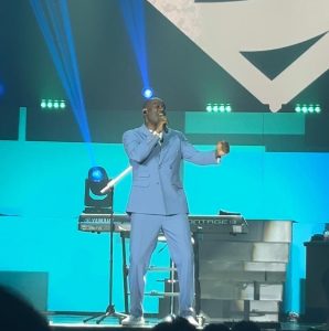 Brian McKnight Opens Jakarta Concert with “Superhero” in a Warm, Intimate Performance