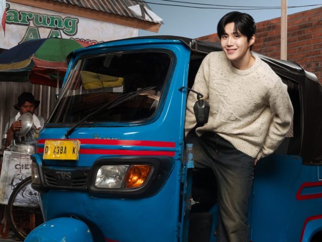 Jakarta Becomes the Witness to Sweet Moments of Kim Seon-ho and Go Youn-jung, from Cilok to a Vintage Motorcycle