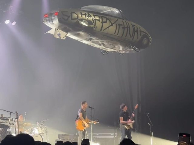 Giant Balloon Steals the Spotlight at Bryan Adams’ Jakarta Concert, Appears During This Song