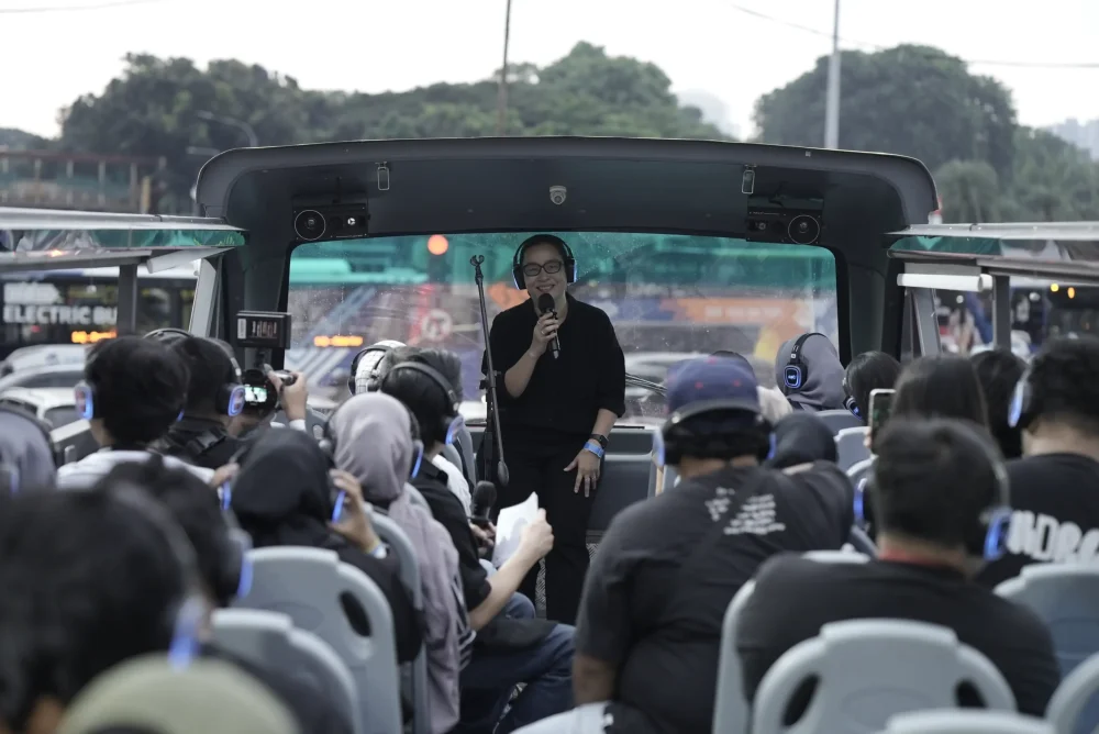 Inge-Bachrens-selaku-COO-PT-Java-Festival-Production-di-Bus-Tour-Experience-Menjelaskan-Berbagai-Layanan-Transportasi-myBCA-International-Java-Jazz-Festival-2026.