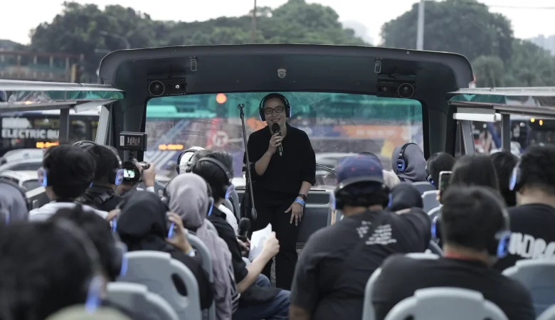 Inge-Bachrens-selaku-COO-PT-Java-Festival-Production-di-Bus-Tour-Experience-Menjelaskan-Berbagai-Layanan-Transportasi-myBCA-International-Java-Jazz-Festival-2026.